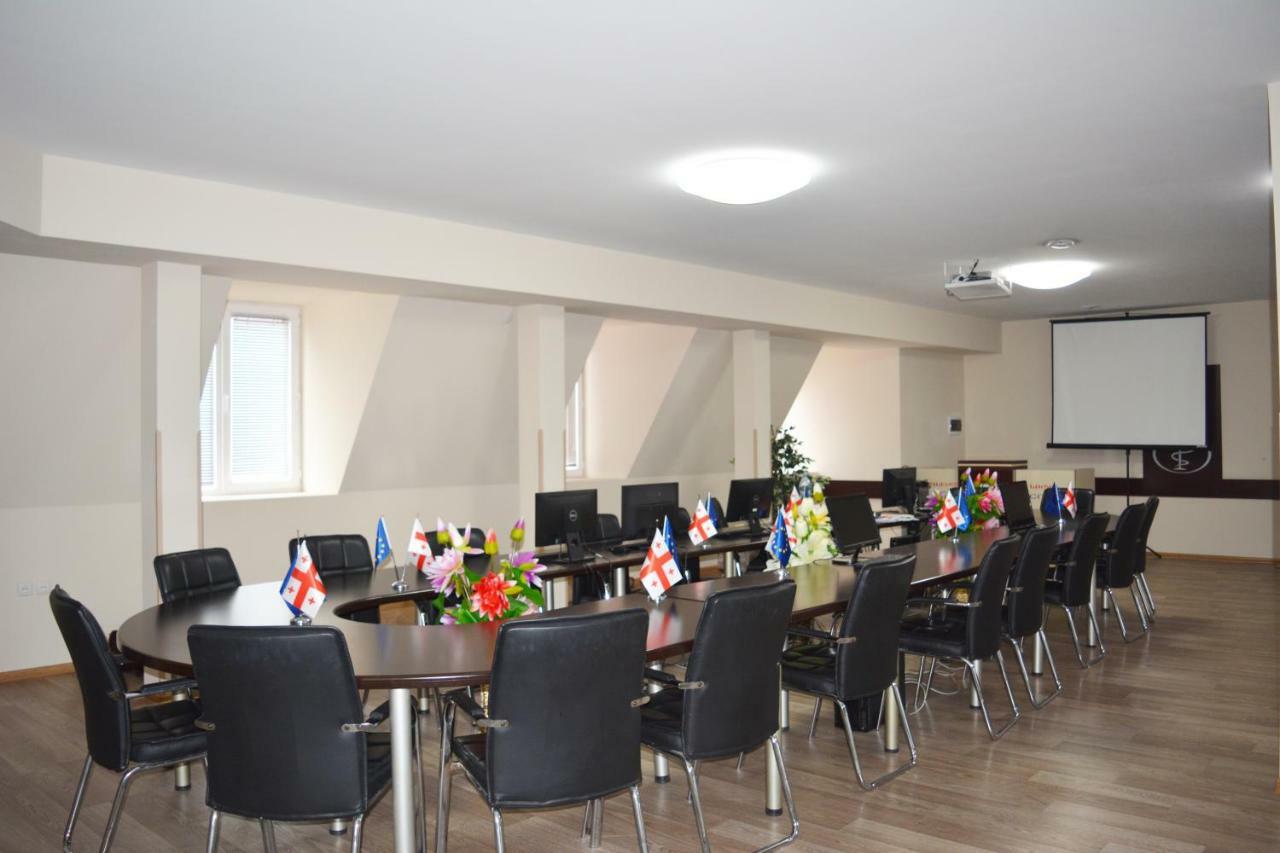 Hotel Tolia Кутаїсі Екстер'єр фото